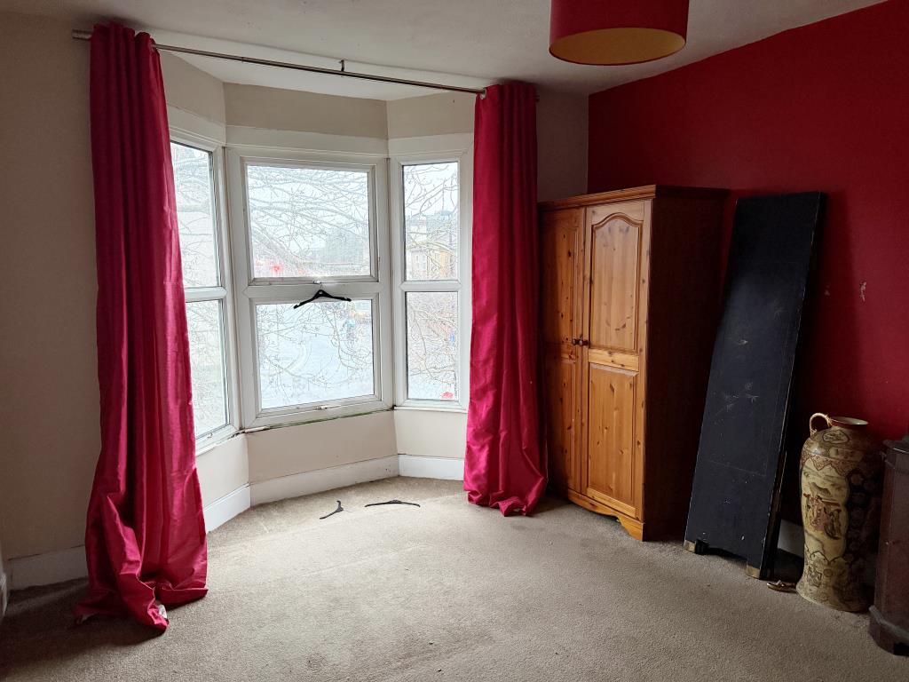 Lot: 149 - HOUSE IN NEED OF REFURBISHMENT - Second double bedroom with bay window overlooking garden